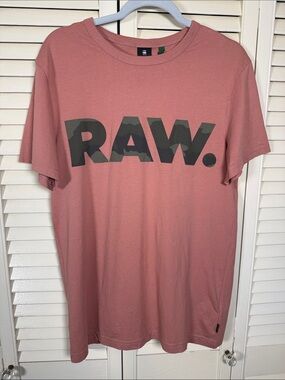 G-Star Raw Logo Crewneck Tee in Dusty Rose with Olive Camo Logo Small